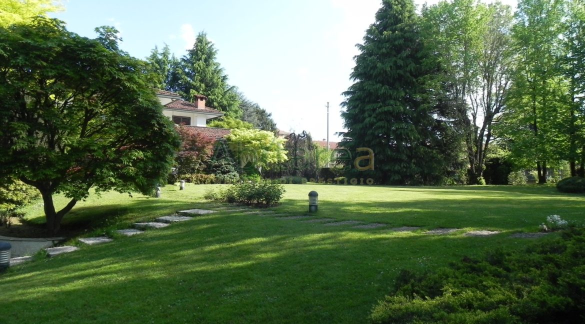 Esterno 2