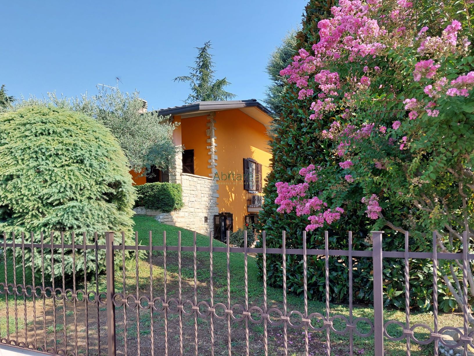 VILLA unifamiliare con secondo appartamento e Giardino privato