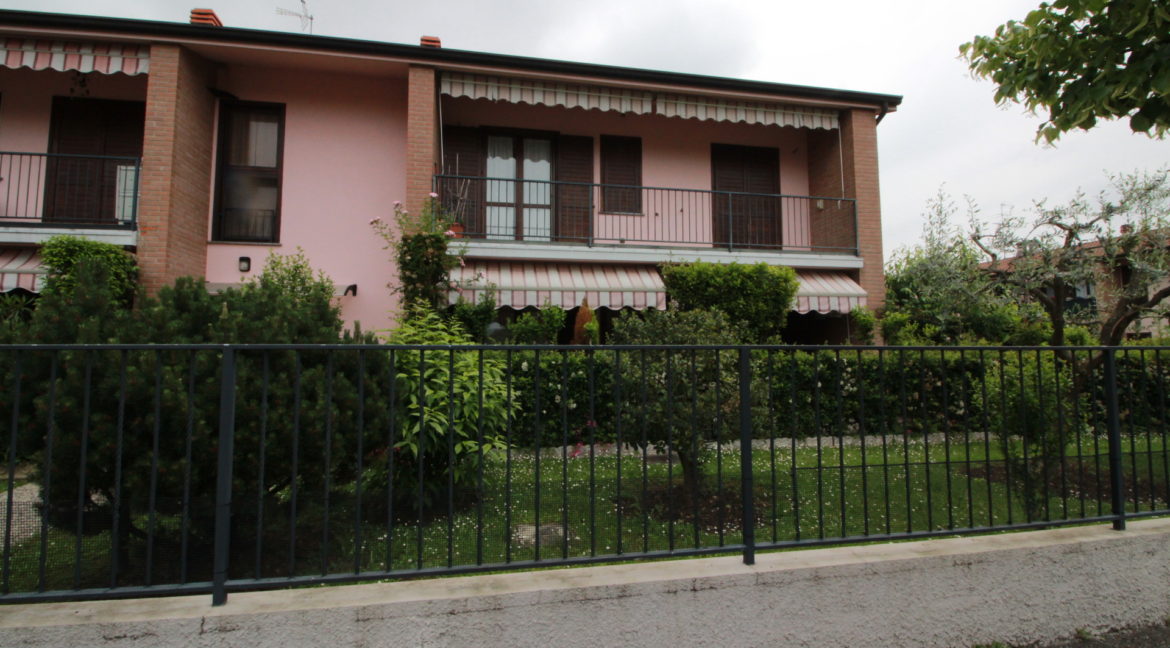 Esterno 2
