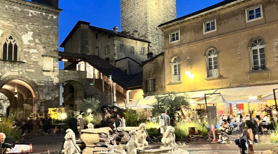 piazza v notte